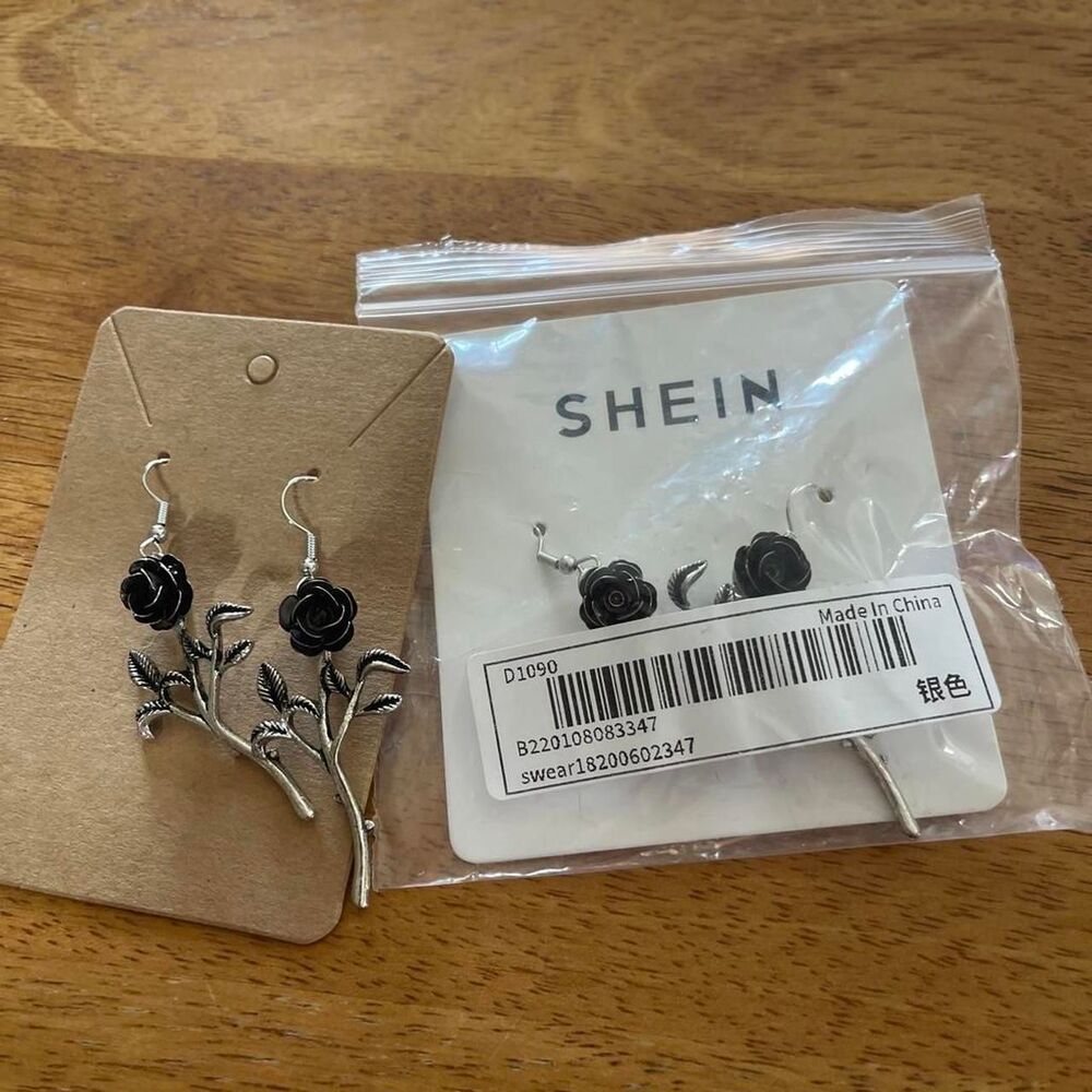 Gothic Rose Dangle Earrings (2 pairs)